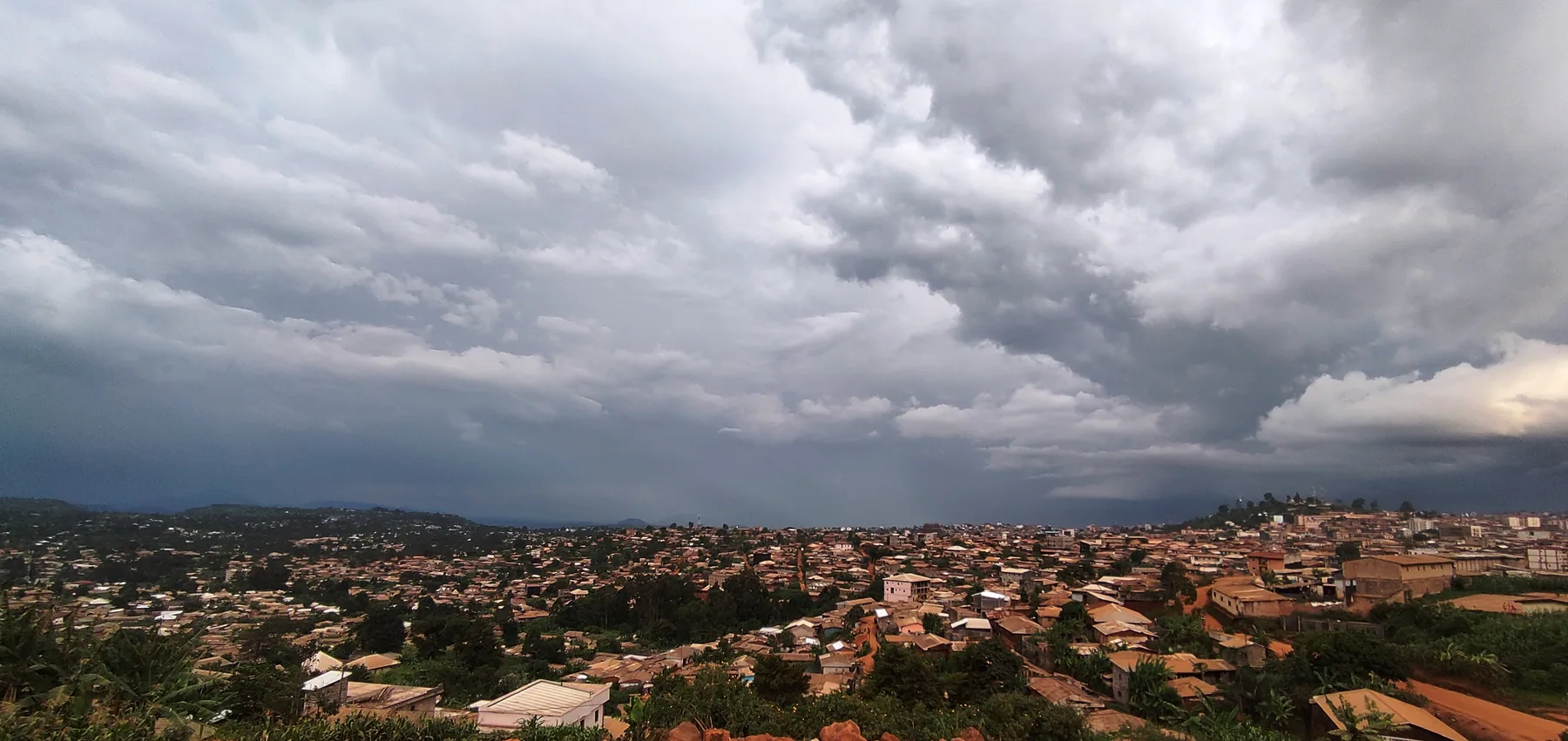 Vue aérienne de Bafoussam sous un ciel de saison des pluies