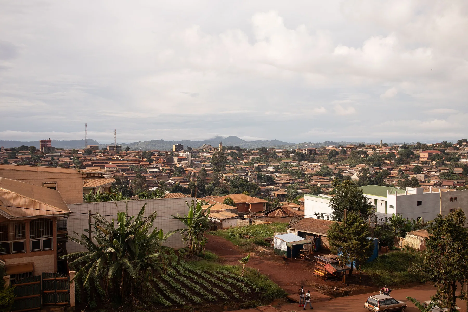 Vue sur les toits et les collines de Bafoussam
