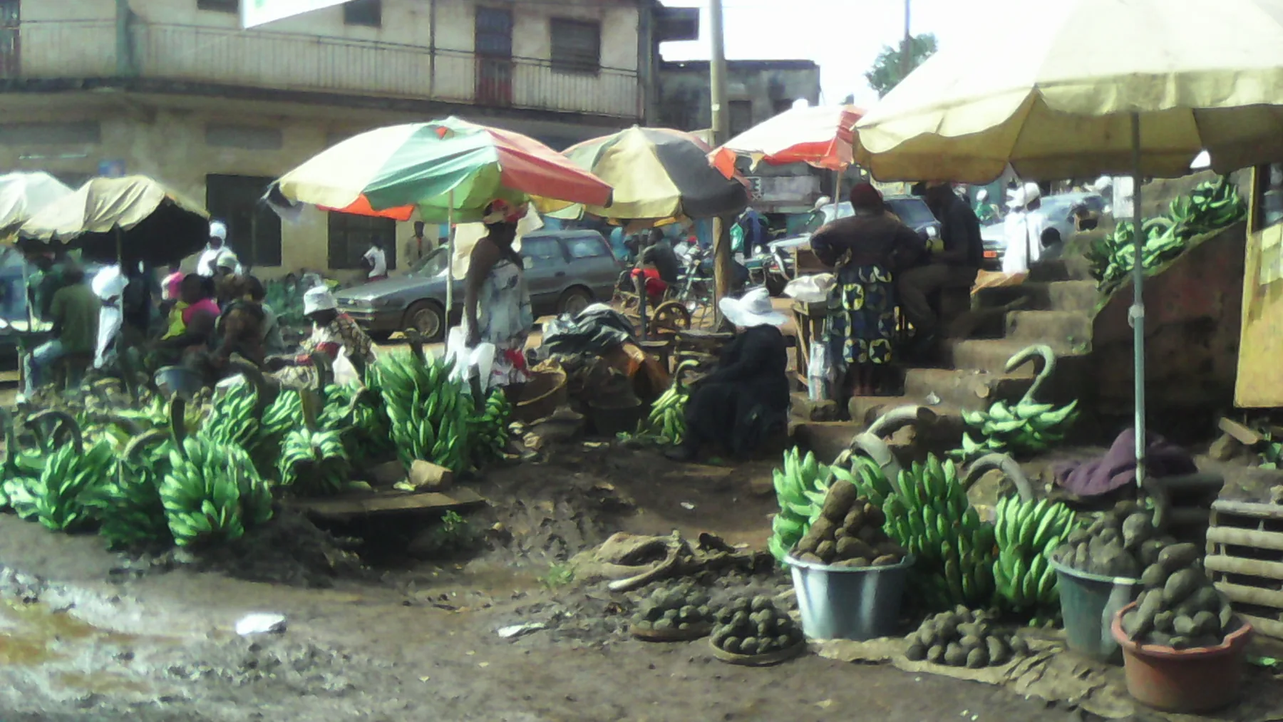 Marché animé de Bafoussam sous la pluie