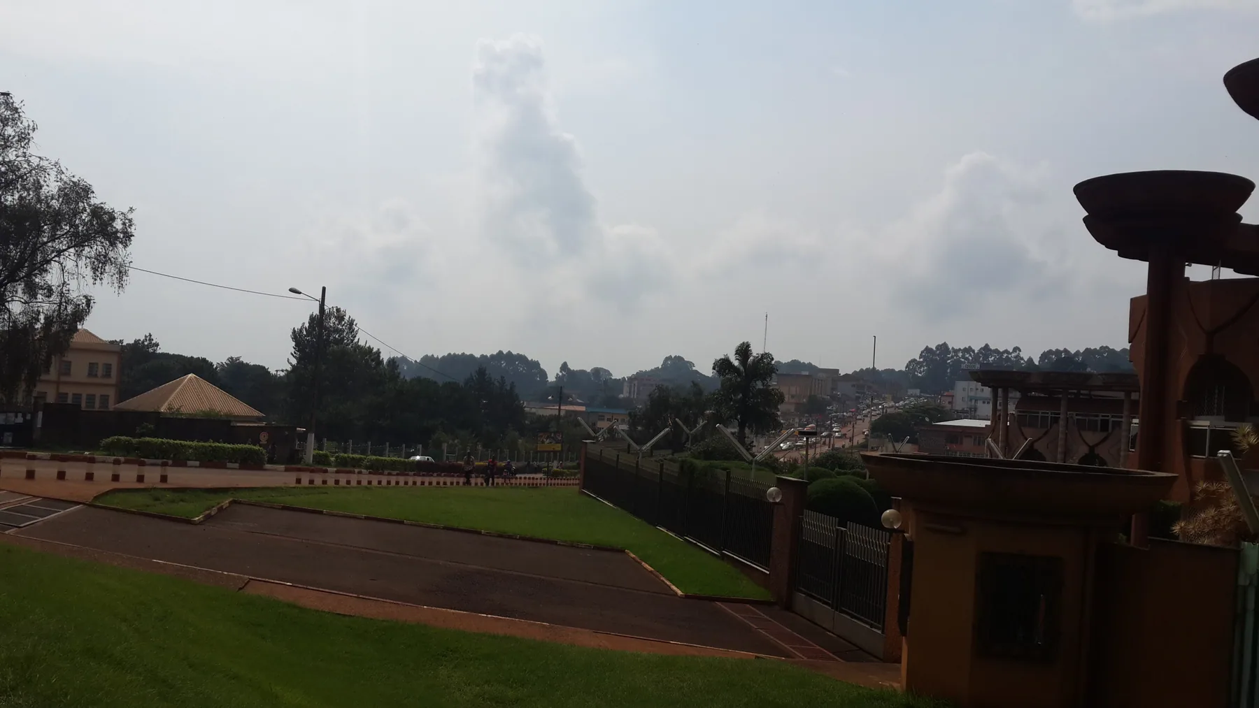 Rue de Bafoussam bordée de collines