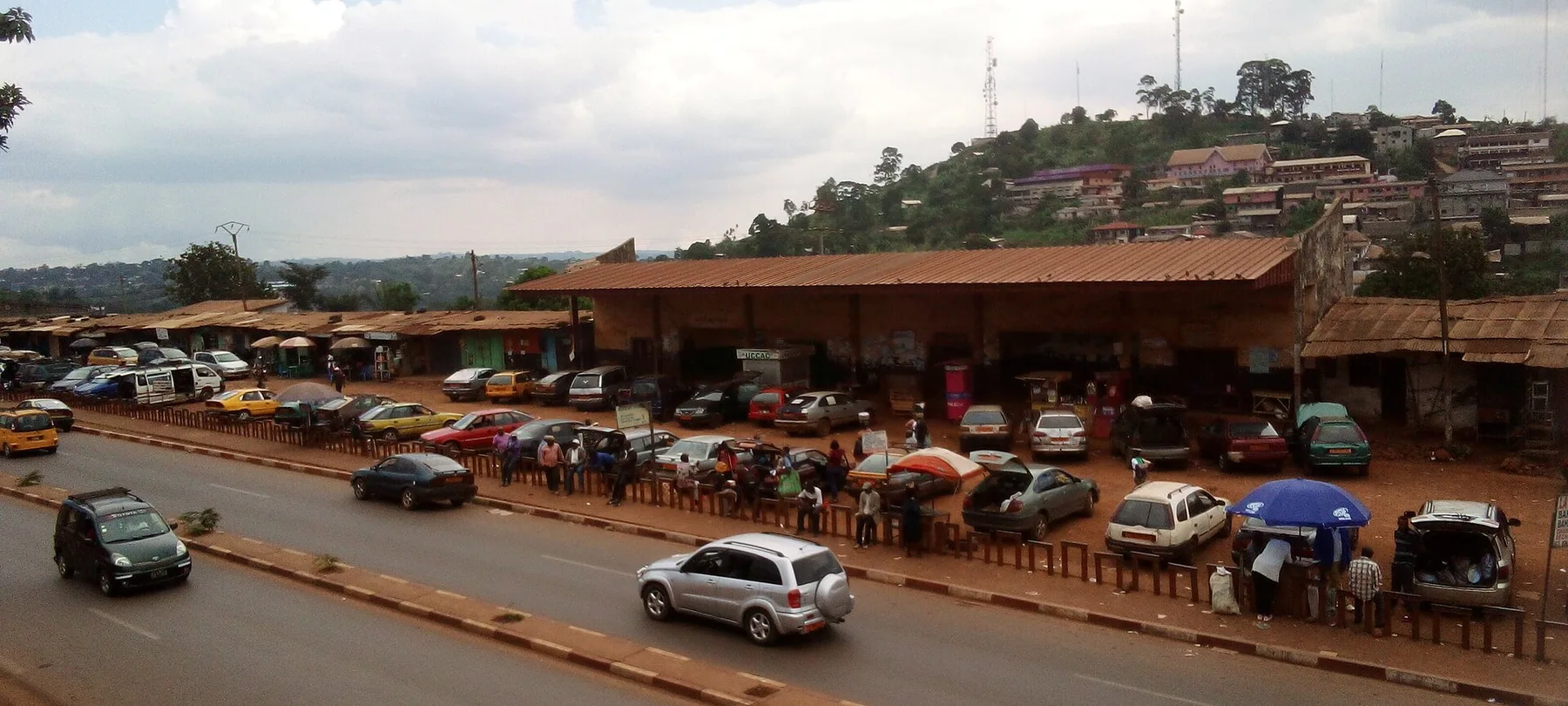 Gare routière de Bafoussam avec cars et véhicules stationnés