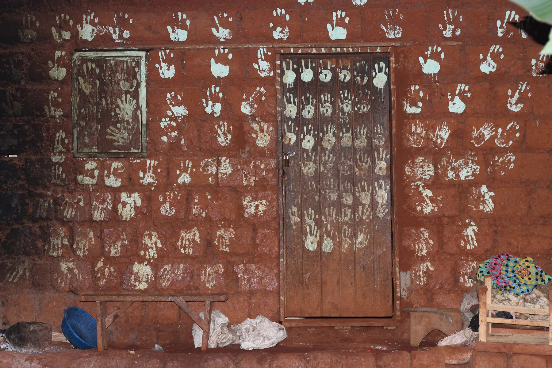 Porte traditionnelle décorée dans une concession de Bafoussam