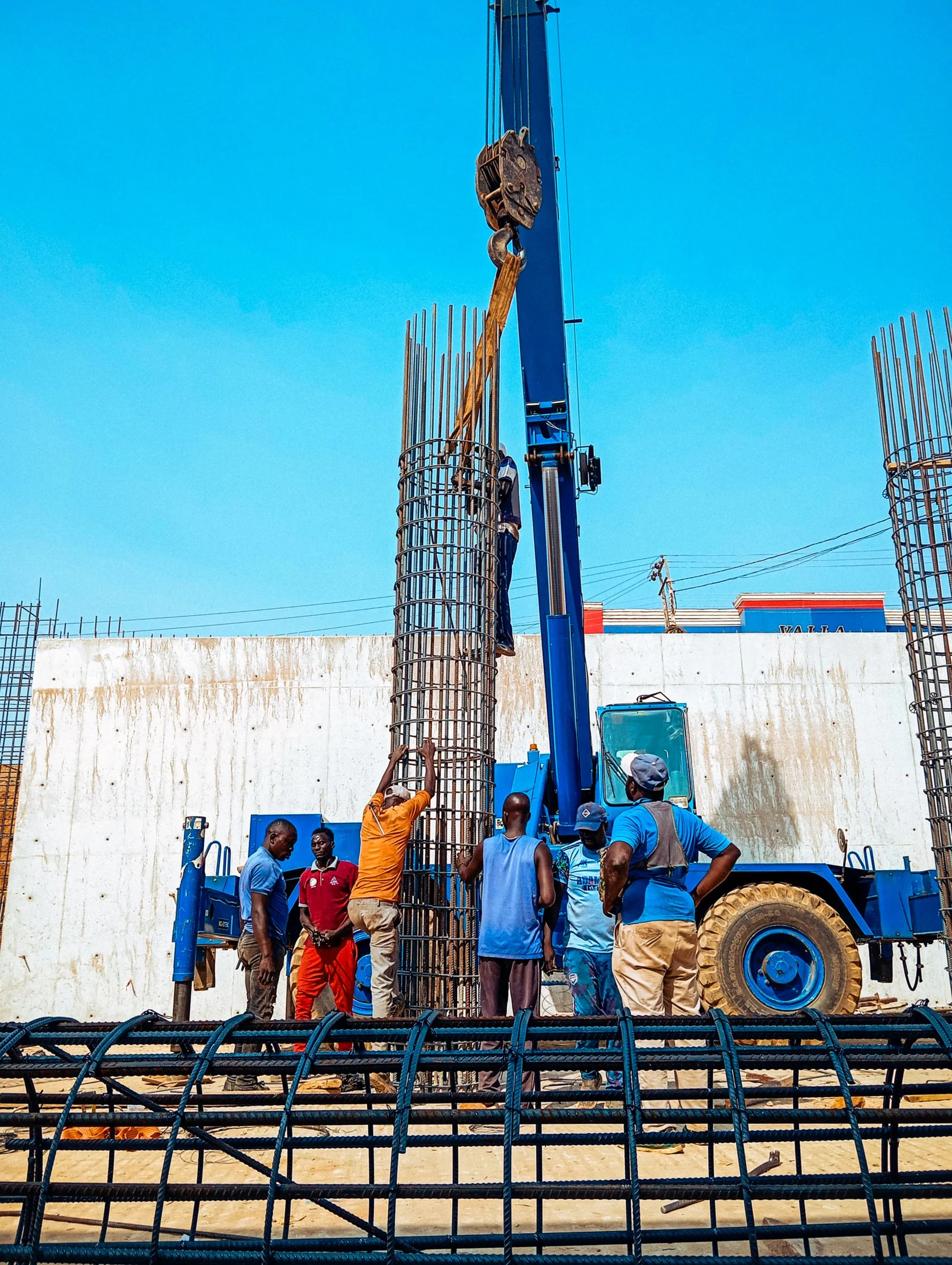 Armatures métalliques et engins sur un chantier