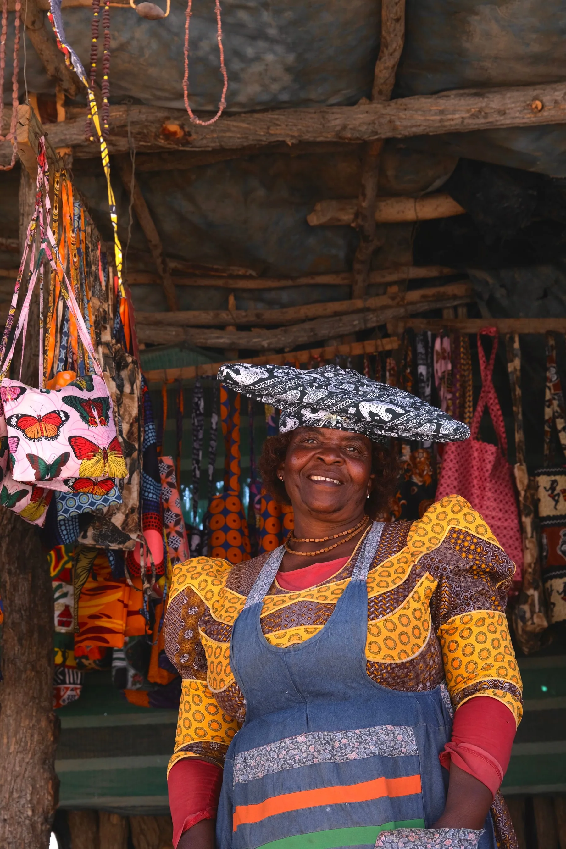 Commerçante souriante entourée de tissus colorés