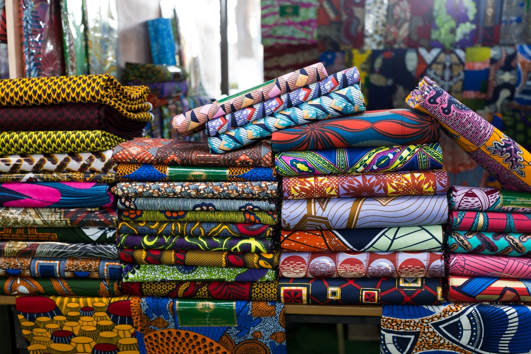 Piles de tissus africains aux motifs colorés