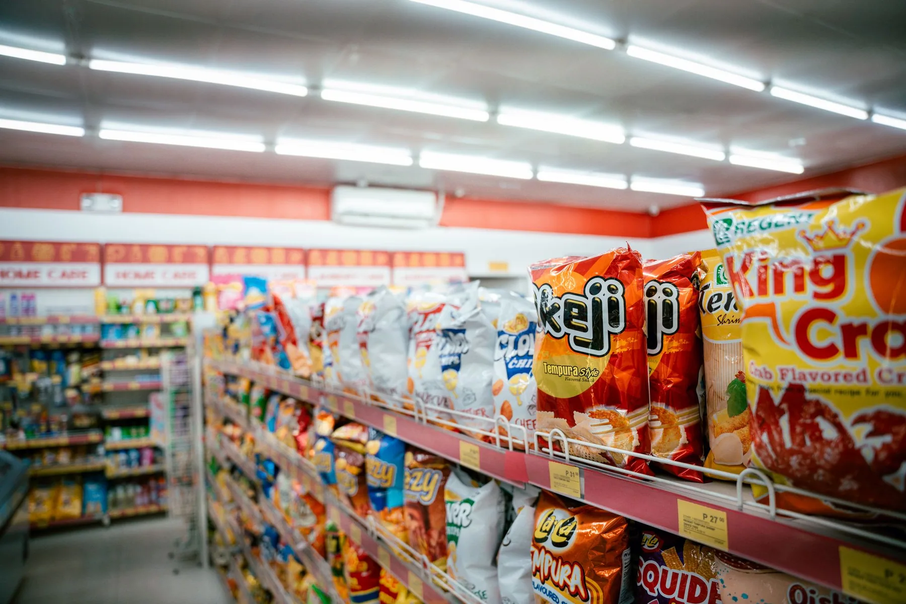 Allée d'un commerce général avec des étagères et des produits variés