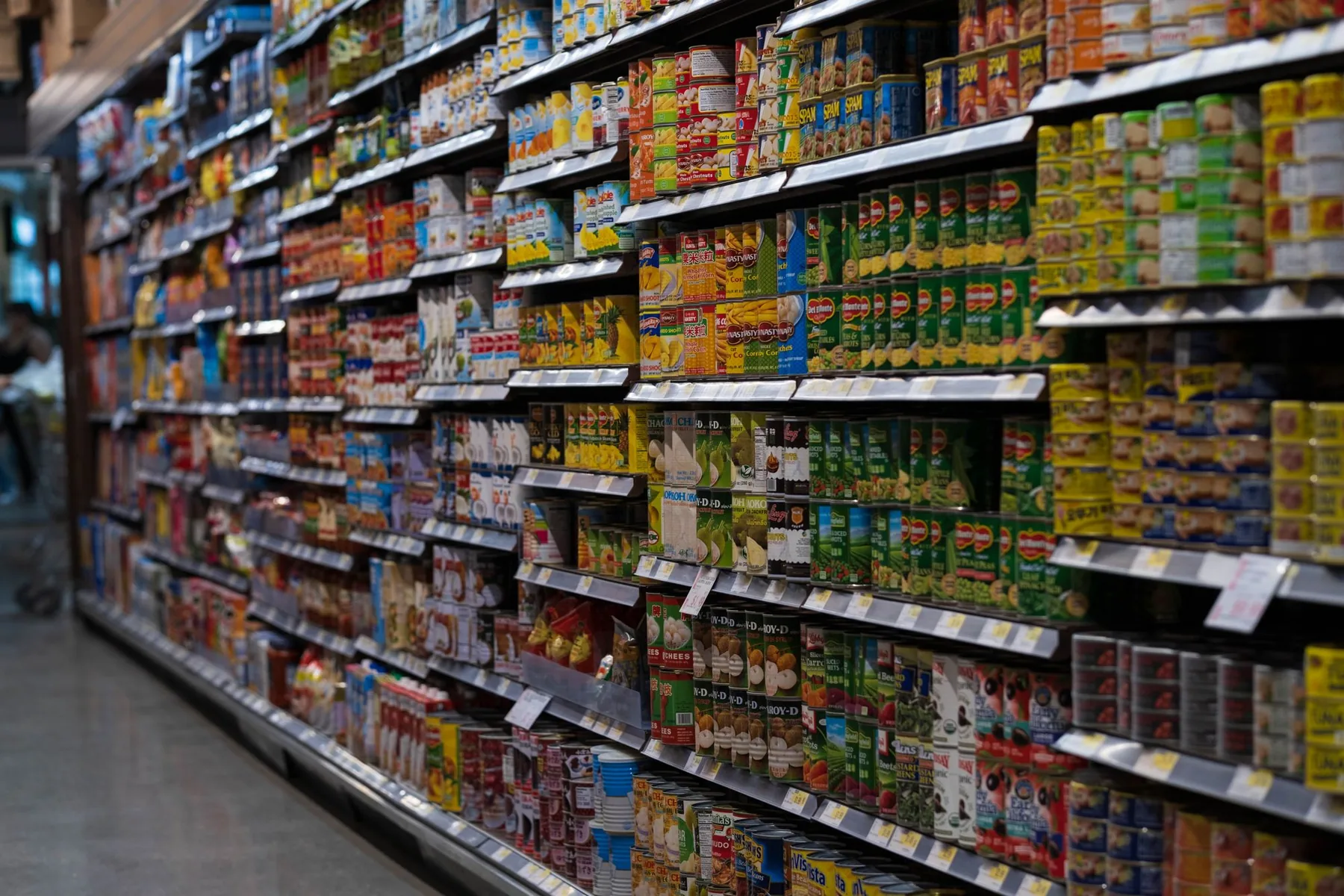 Rayons d'un commerce général remplis de produits du quotidien