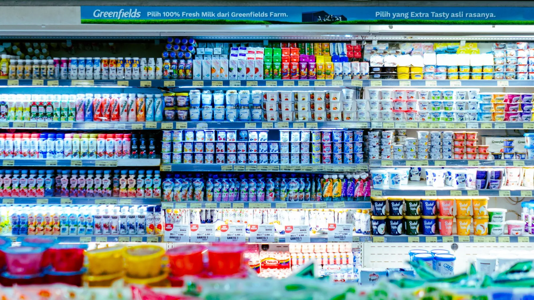 Rayon de boissons et de produits laitiers dans une épicerie