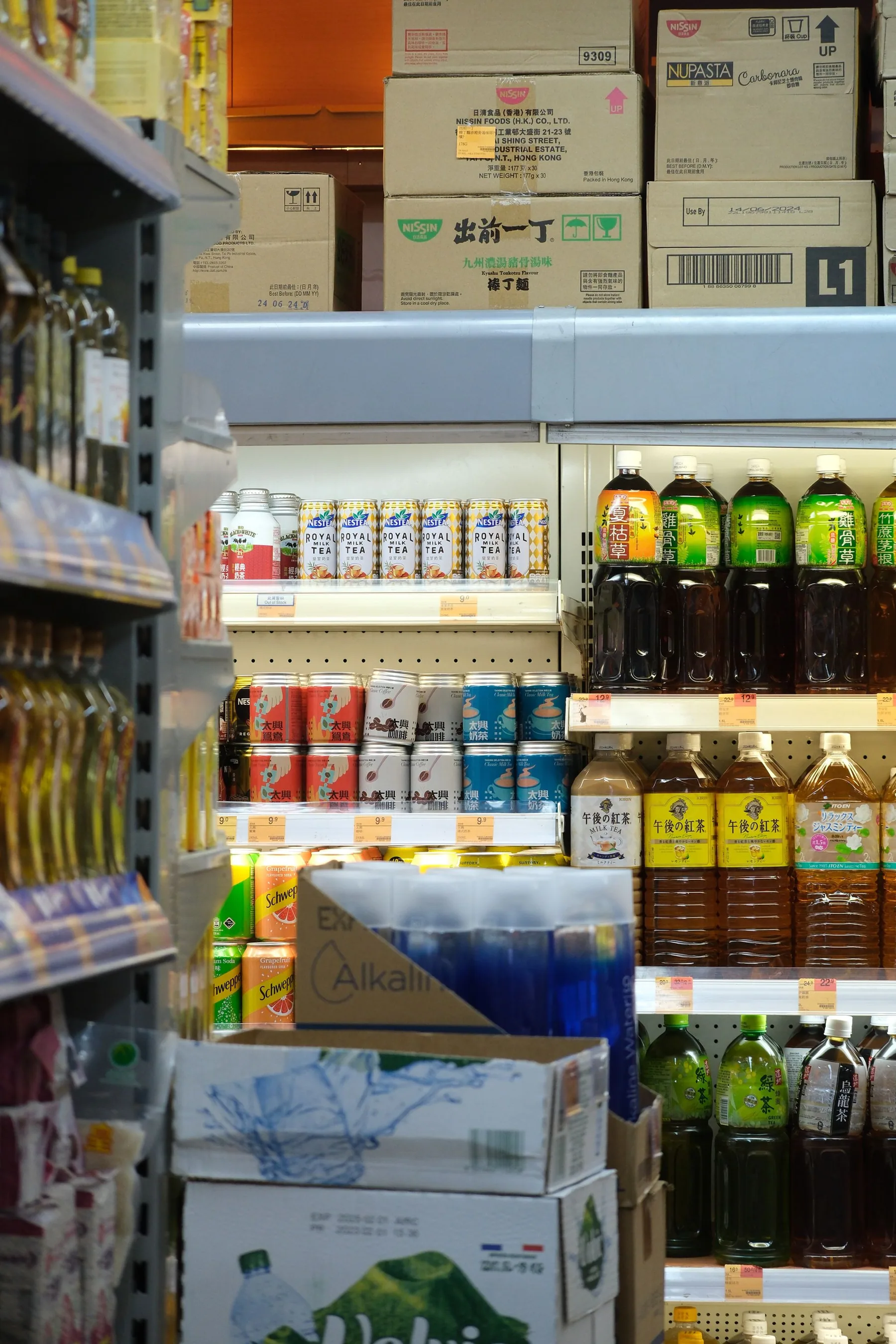 Bouteilles et conserves alignées sur les étagères d’une épicerie