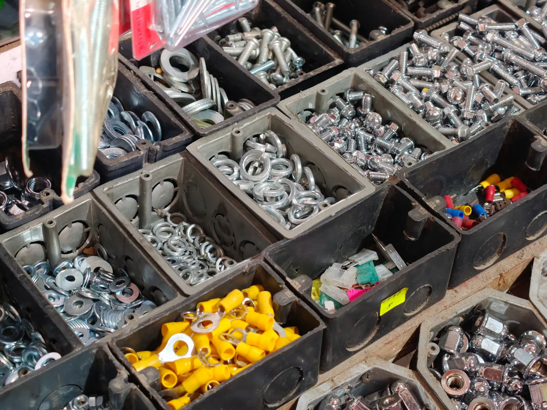 Bacs de visserie, boulons et petites pièces de quincaillerie