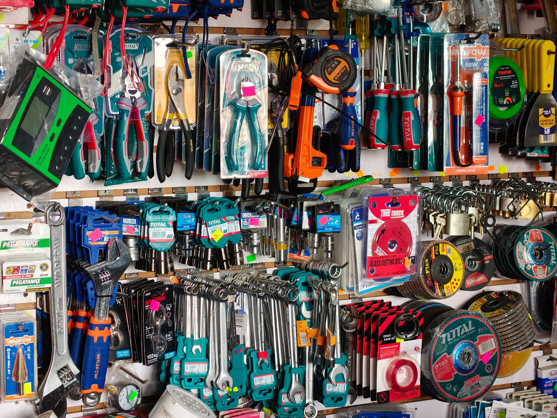 Outils et articles de quincaillerie suspendus dans une boutique
