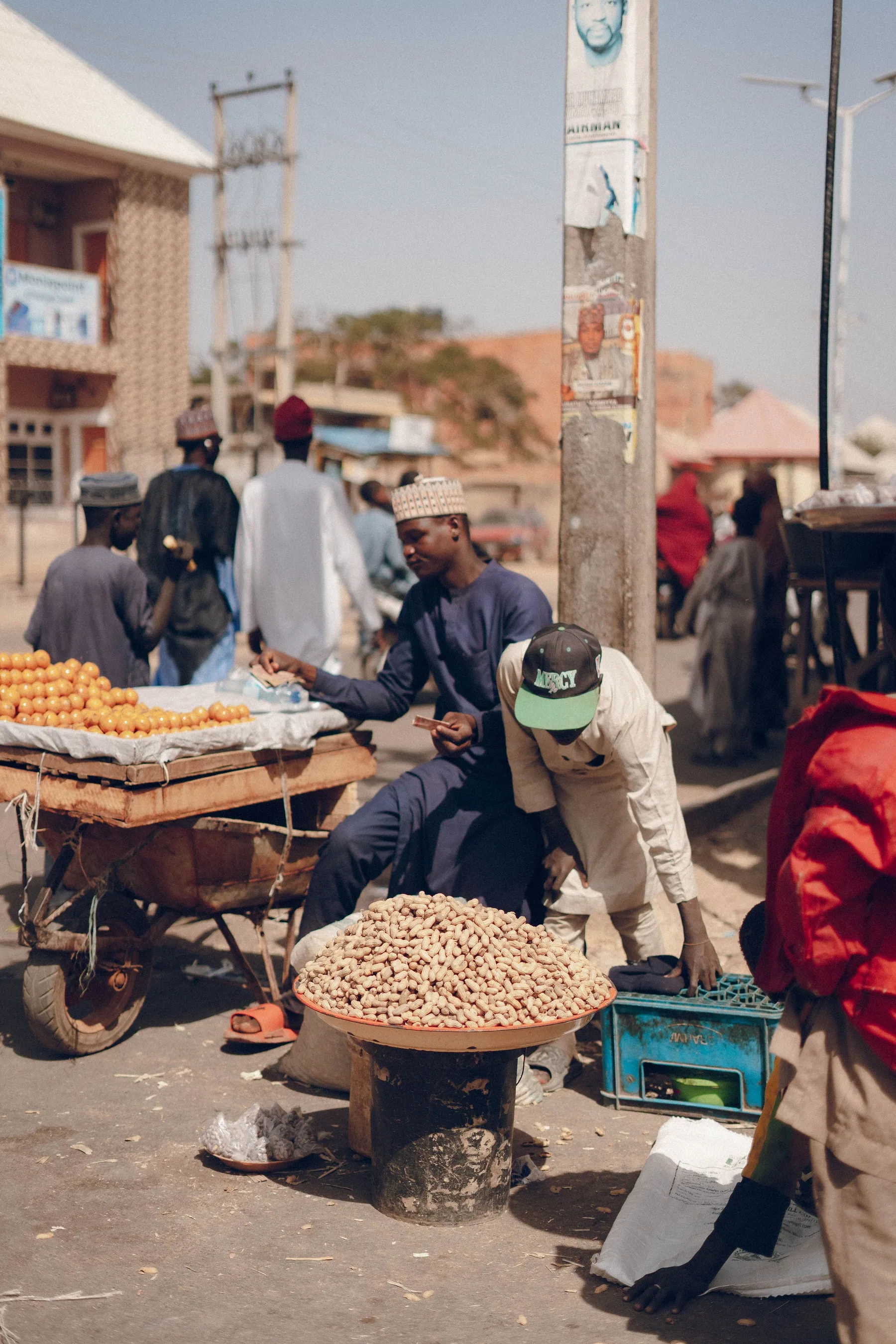 Scène de marché avec vendeurs et chalands