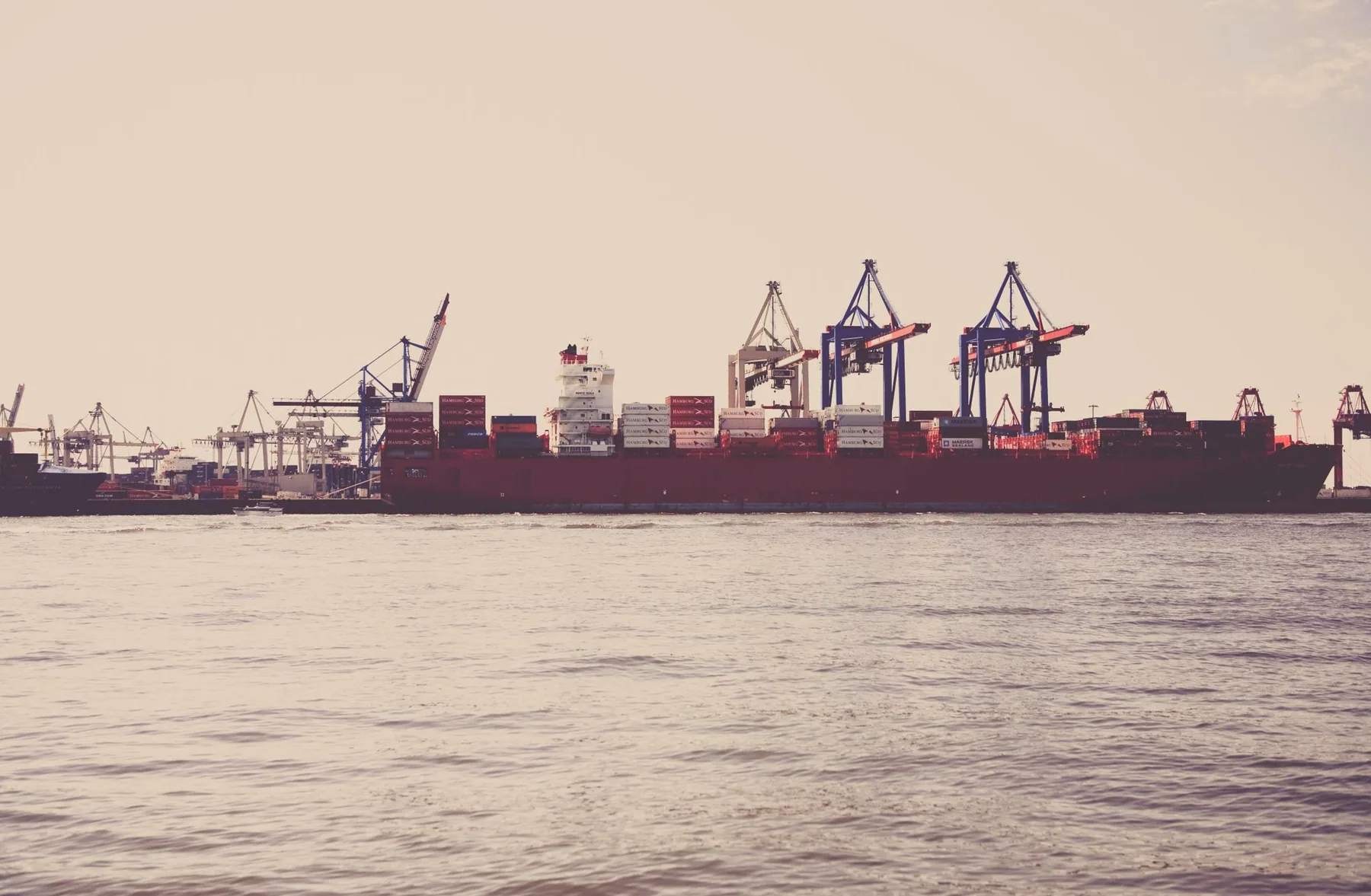 Navire de fret chargé de conteneurs au port