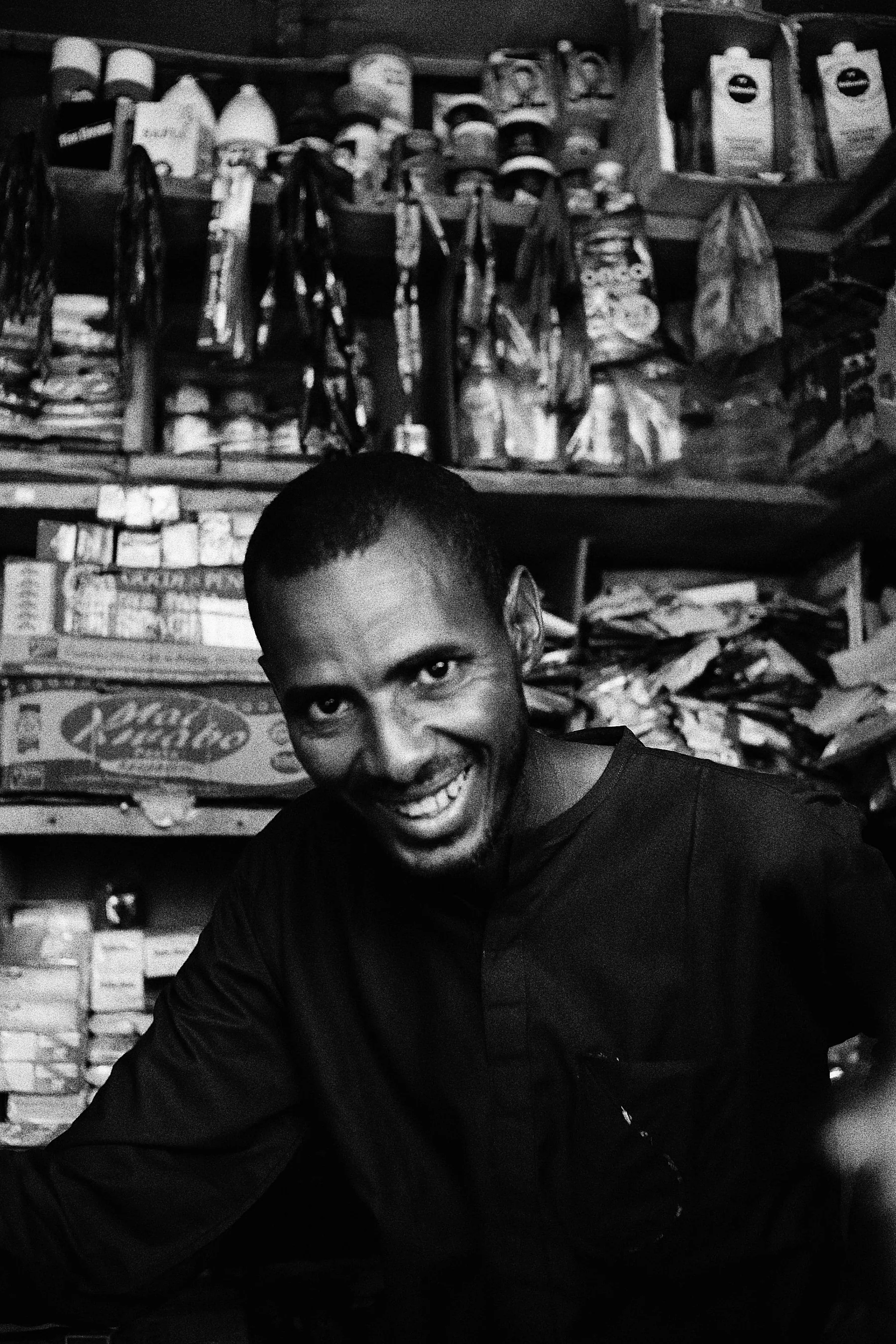 Portrait en noir et blanc d'un commerçant souriant