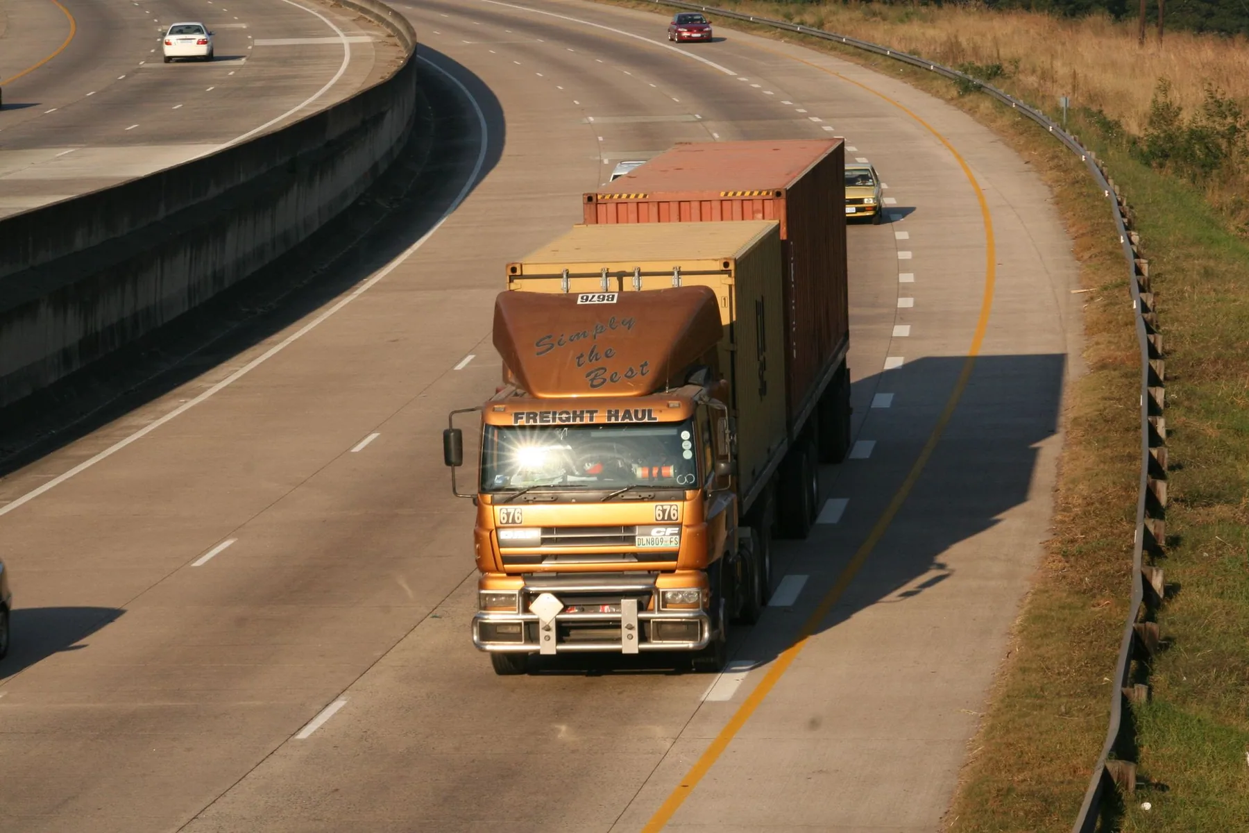 Camion de marchandises sur une route de montagne