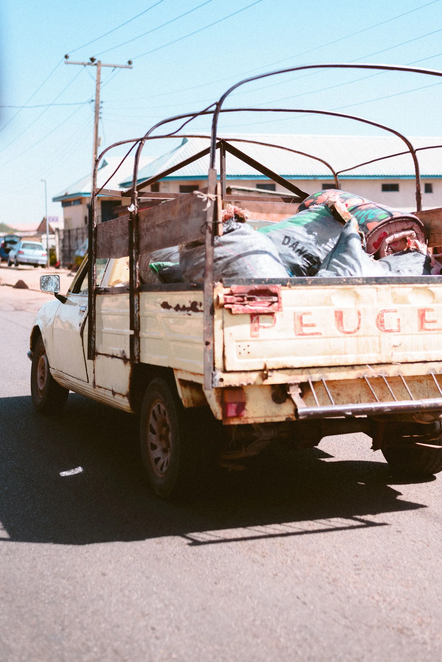 Camion chargé de sacs de marchandises sur une route camerounaise