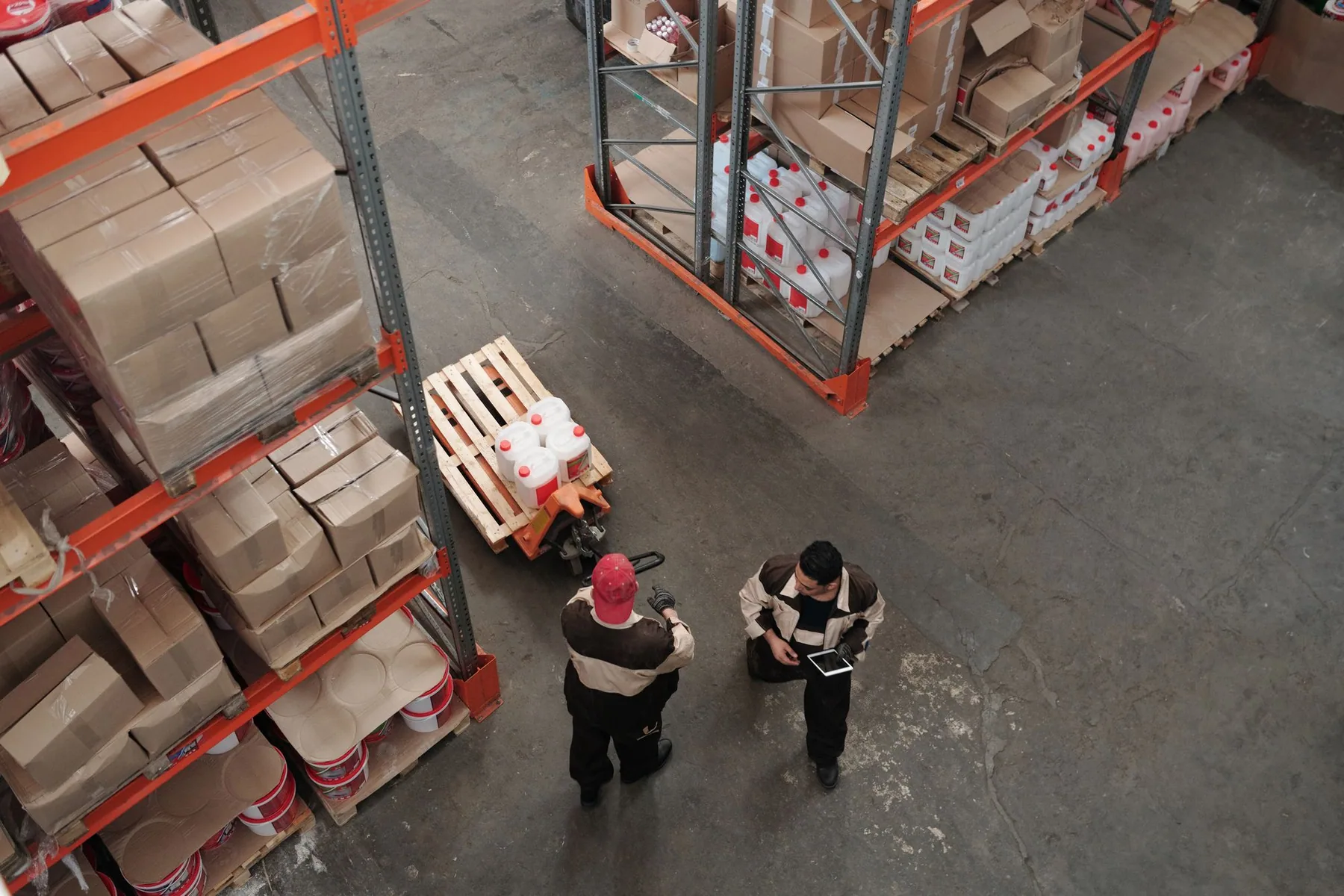 Chariot élévateur manipulant des palettes dans un entrepôt